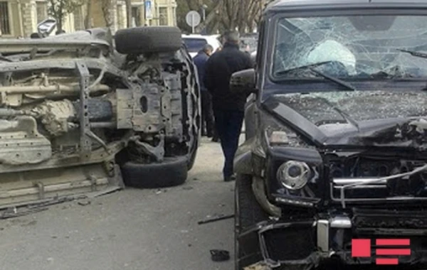 Bakının mərkəzində "Galenwagen” "Prado"nu aşırdı (FOTO)