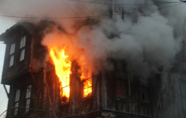 Bakıda yanan binadan 20 nəfər təxliyyə olunub (RƏSMİ)