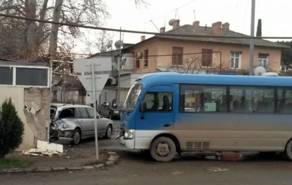 Sərnişin avtobusu qəzaya uğradı: yaralılar var (FOTO)