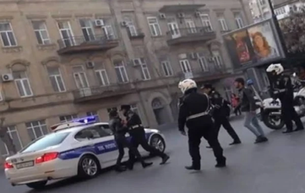 Bakıda yol polisi sürücünü söydü, dava düşdü (VİDEO)