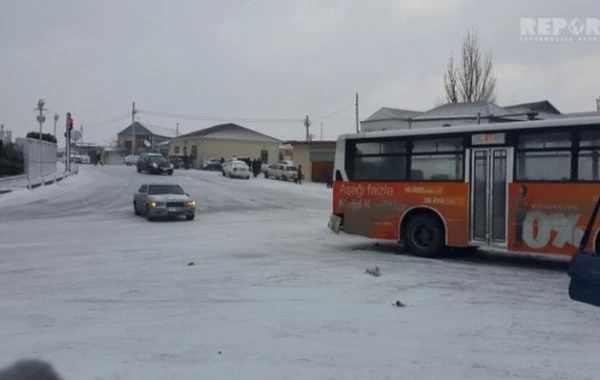 Bakının buzlu yollarında sürüşən avtobuslar (VİDEO)