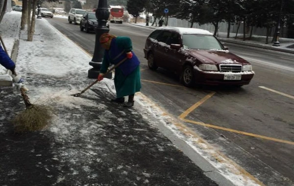 Bakının qarlı yollarında yaşlı qadınların işləməsi ilə bağlı rəsmi açıqlama