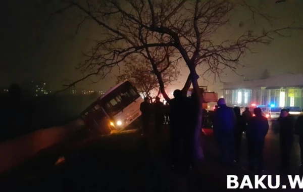 Bakıda sərnişin avtobusu aşdı (FOTO, VİDEO)