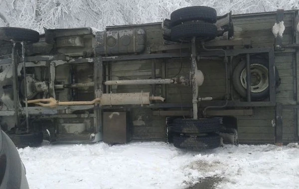 Azərbaycanda yollar buz bağladı, yük maşını aşdı (FOTO)