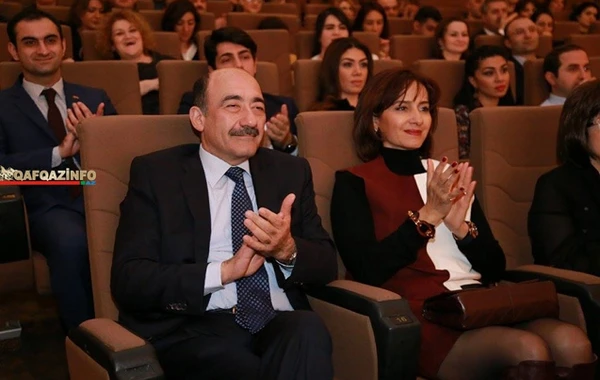 Nazir xanımı ilə “Nizami” Kino Mərkəzində (FOTO)