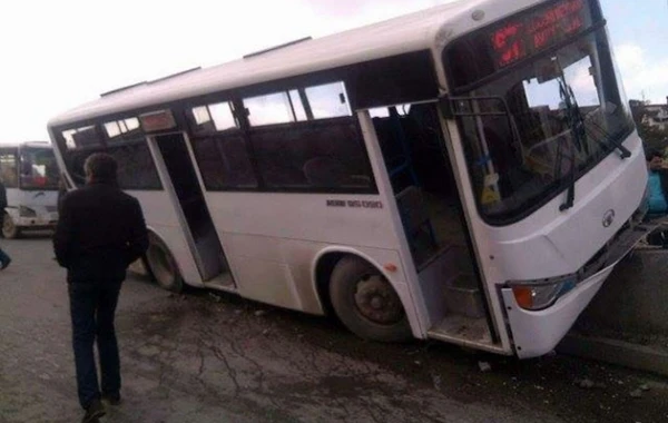 Bakıda dəhşətli qəzanın TƏFƏRRÜATLARI - içi sərnişin dolu avtobus çevrildi