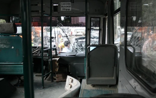 Bakının mərkəzində sərnişin avtobusu qəza törətdi: ana öldü, qızı yaralandı