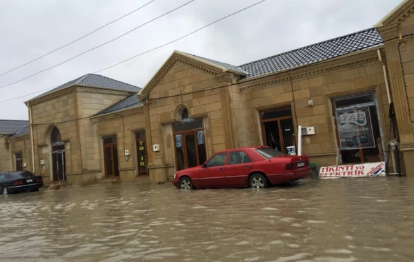 Bakıya yağan yağış yolları iflic etdi (FOTO)