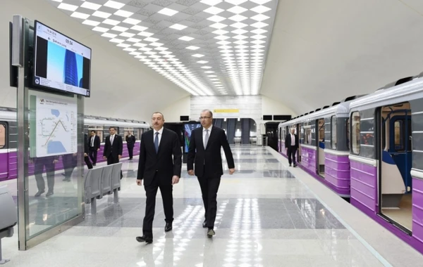 Prezident yeni açılan metro stansiyada (FOTO, VİDEO)