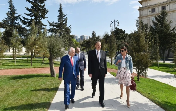 Prezident və xanımı Bakıda yeni park açılışında (FOTO)