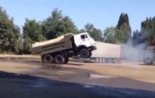 Bakıda “Kamaz” sürücüsünün "avtoş"luğu (VİDEO)