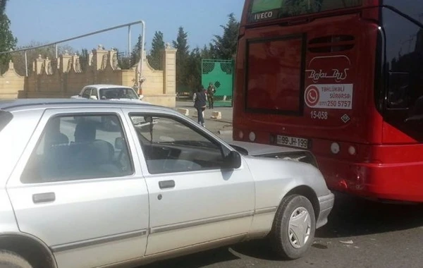 “Mercedes” "BakuBus"un avtobusuna çırpıldı (FOTO)