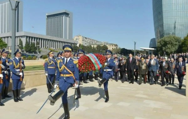 İlham Əliyev Həzi Aslanovun abidəsini ziyarət etdi