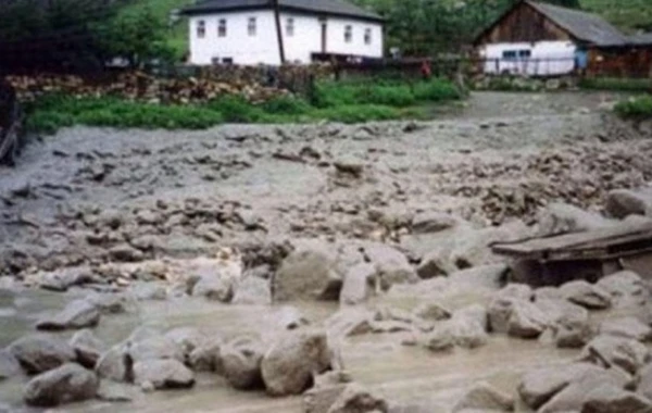 Sel Şamaxıda əkinləri yuyub apardı, kəndlə əlaqə kəsildi