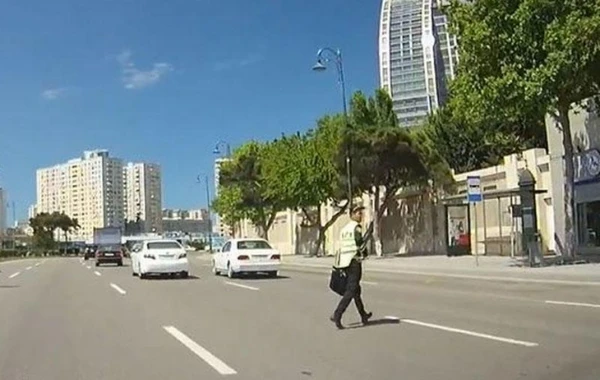 Polis özü qaydanı belə pozur - VİDEO