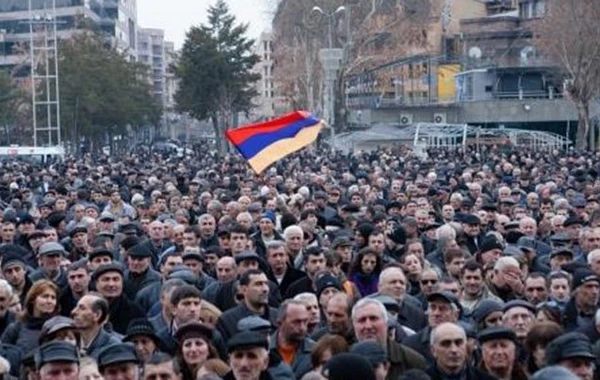 İrəvanda etirazlar başladı: Müdafiə nazirinin istefası tələb olunur