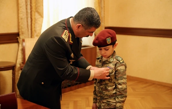 Nazir Qarabağda şəhid olan hərbçi övladına "Qızıl Ulduz" medalı verdi (FOTO)