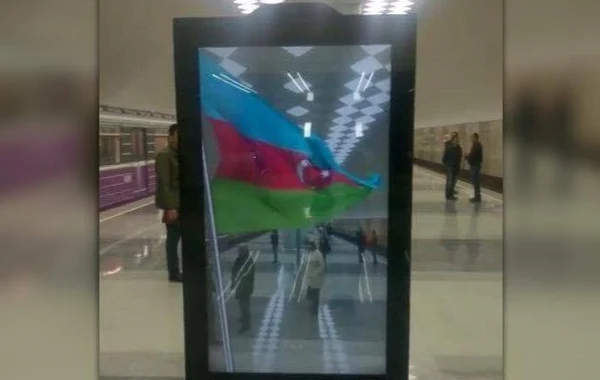 Yeni açılan metro stansiyada kreativ monitor (VİDEO)