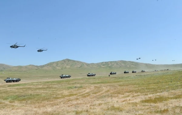 Azərbaycanın texnikaları hərəkətə keçdi, helikopterlər atəş açdı (FOTO)