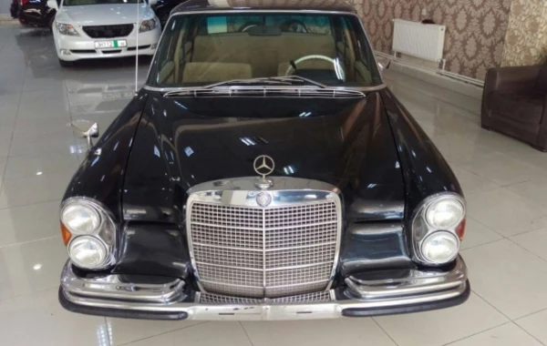 Azərbaycanda sükanı fil sümüyündən olan 47 ilin "Mercedes"i satılır (FOTO)