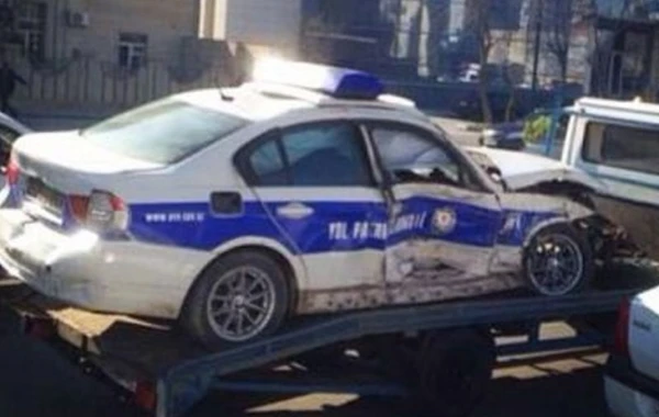 Bakıda yol polisinin maşını qəzaya düşdü