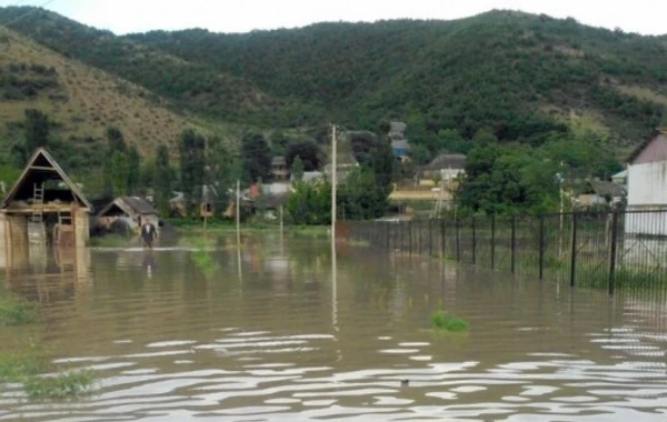 Azərbaycanda 12 yaşlı qızı sel apardı (FOTO)