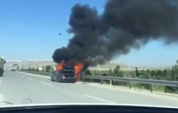 Bakıda "Mercedes" yolun ortasında alışıb yandı (VİDEO)