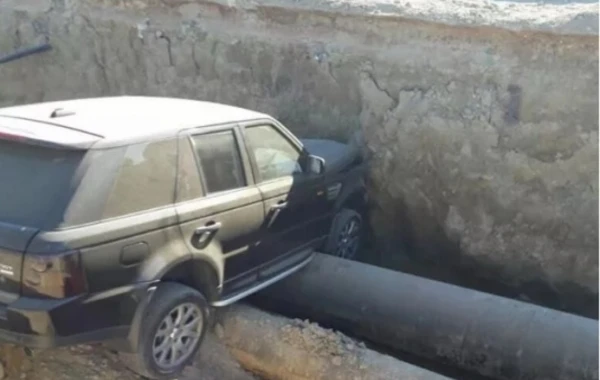 Bakıda "Range Rover" quyuya düşdü