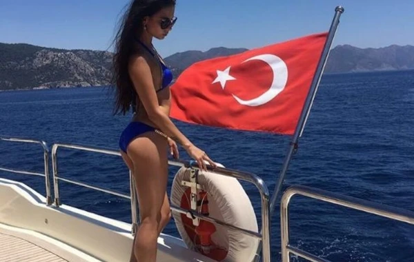 Azərbaycanlı modelin bikinidə yaxta gəzintisi - FOTOLAR