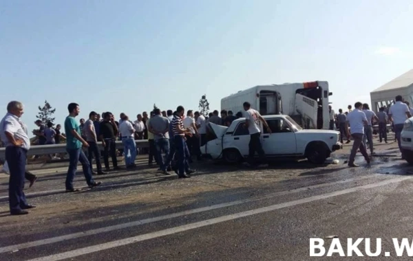 Bakıda sərnişin avtobusu aşdı (FOTO)