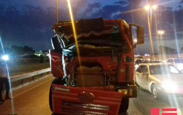 Bakıda “Shacman”la avtobus toqquşdu: xəsarət alanlar var - FOTO