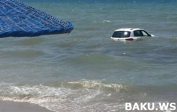 Maşın sahildəkiləri vurub dənizə düşdü, ölən və yaralananlar var  (FOTO)