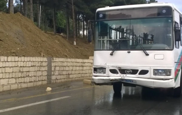 Bakıda sərnişin avtobusu qəzaya düşüb