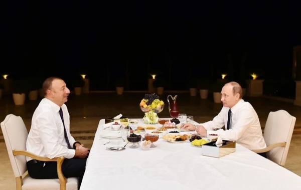 Putin İlham Əliyevin evində çay süfrəsində (FOTO)