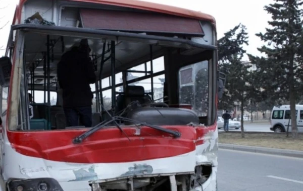 Bakıda avtobus divara çırpıldı: yaralılar var