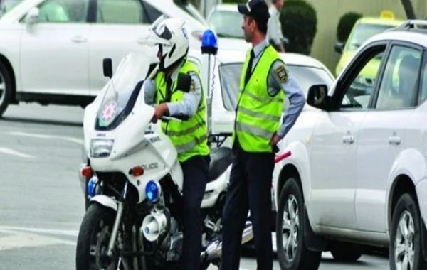 Bakıda polisin motosikleti qəzaya düşdü: sürücü maşından düşüb qaçdı