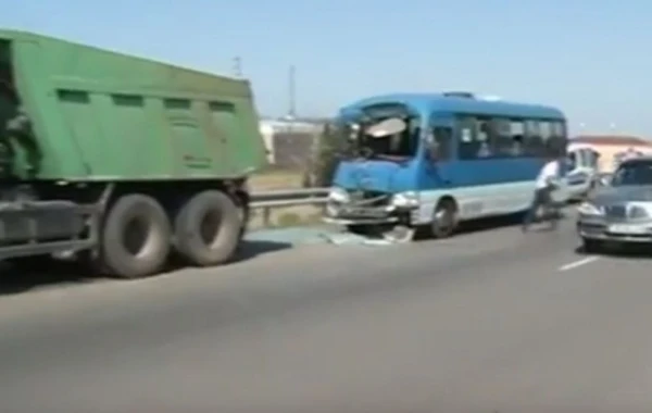 Avtobus “Kamaz”la toqquşdu - ağır yaralı var - VİDEO