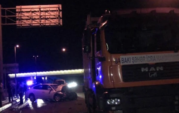 İcra Hakimiyyətinin maşını qəza törətdi - Sürücü yanaraq öldü