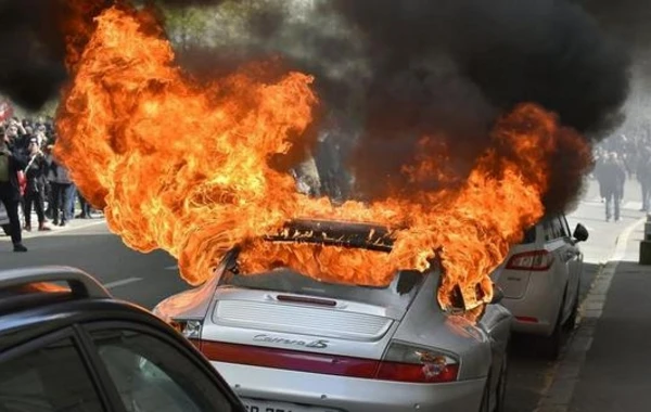 Bakıda PORSCHE yandı