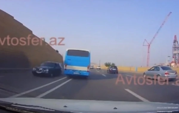 Avtobus sürücüsü yol polisinin kameraları qarşısında görün nələr edir - VİDEO