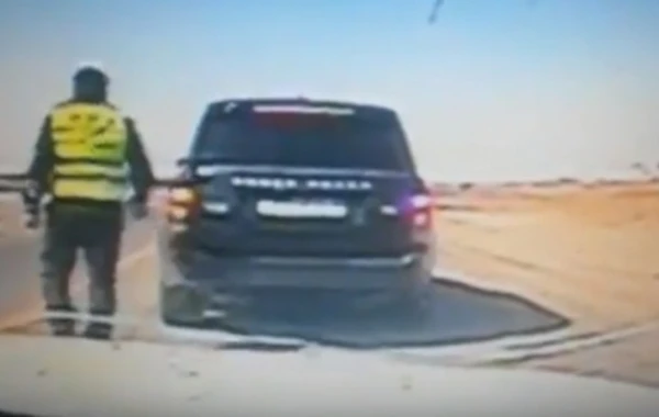 Yol polisi "Range Rover"dəki ailəni ağır qəzadan xilas etdi (VİDEO)