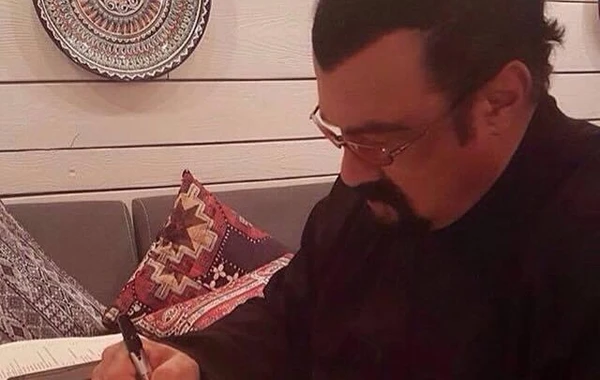 Məşhur Hollivud ulduzu yenə Bakıdadır (FOTO)