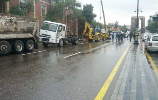 Bakıda ağır qəza: “KamAZ” aşdı – FOTO