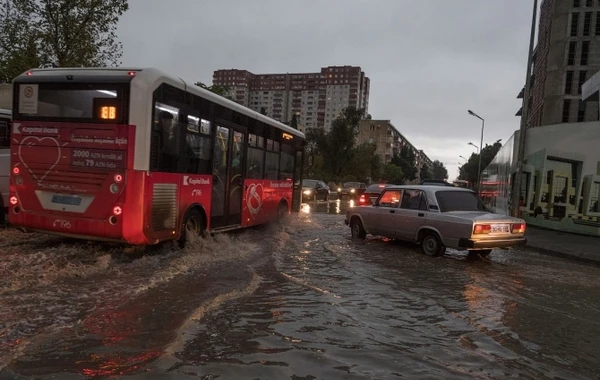 Güclü yağış Bakı yollarını iflic etdi