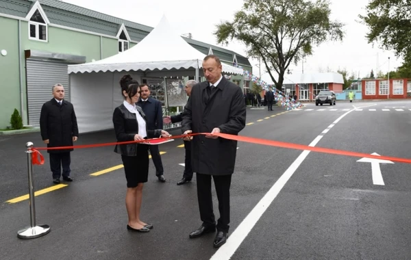 Prezident 3 milyon manatlıq yolun açılışında (FOTO)