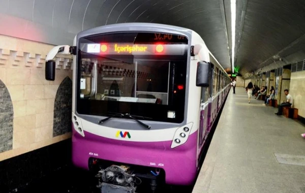 Bakı metrosunda qız özünü qatarın altına atmaq istədi