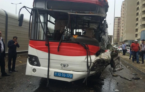 Bakıda avtobus qəzaya düşdü: "Mercedes" və "KİA"ya çırpıldı