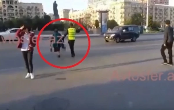 Bakıda yol polisi yaşlı piyadaya belə kömək etdi - VİDEO