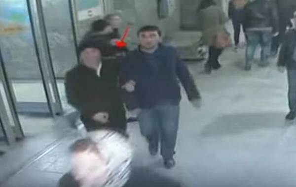 Bakı metrosunda telefon oğurluğu kameraya düşdü - Video