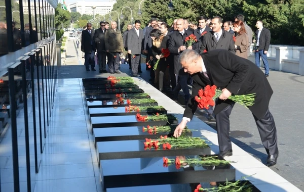 Dənizkənarı Bulvar İdarəsinin əməkdaşları Fəxri xiyabanı və Şəhidlər xiyabanını ziyarət ediblər